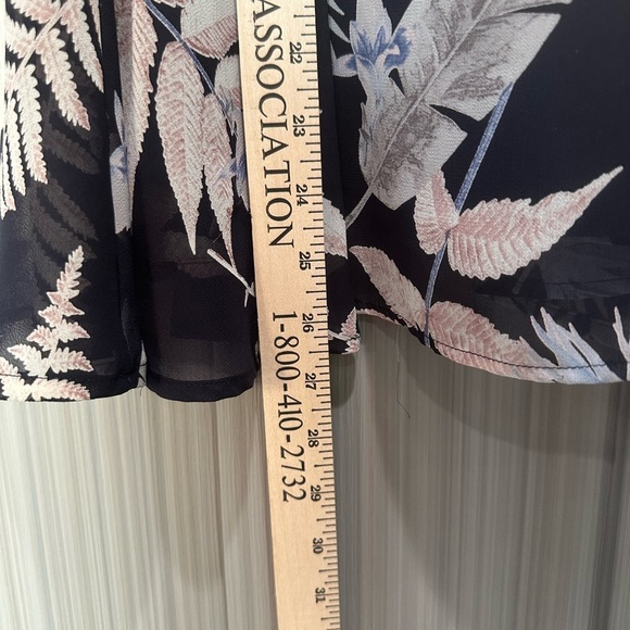 By Together Navy Floral Tie Neck Top Leaves Tropical Layer Versatile Sz L - Picture 4 of 7